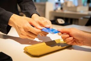 カードローン借り換えを解説！審査基準、銀行含めたおすすめやデメリットも紹介